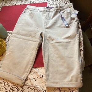 Gloria Vanderbilt size18 woman capri mid rise pants cream color New With Tags